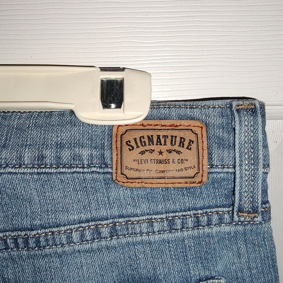 Levis Strauss & Co. Signature Women Size 10 Low Rise Bootcut - Picture 3 of 4